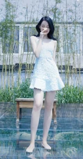 混血女生李诗颖 着蓝色肩带连衣短裙 在庭院清新写真