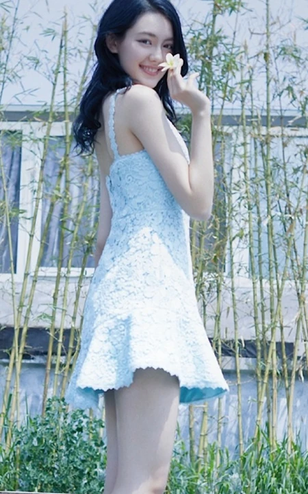 混血女生李诗颖 着蓝色肩带连衣短裙 在庭院清新写真