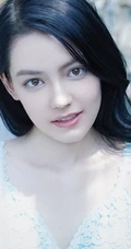 混血女生李诗颖 着蓝色肩带连衣短裙 在庭院清新写真