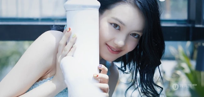 混血女生李诗颖 着蓝色肩带连衣短裙 在庭院清新写真