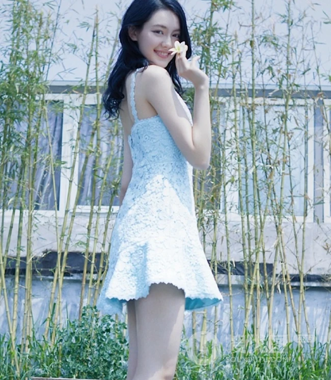 混血女生李诗颖 着蓝色肩带连衣短裙 在庭院清新写真