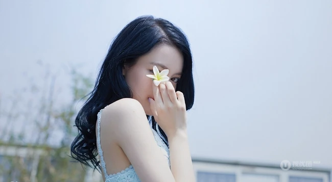 混血女生李诗颖 着蓝色肩带连衣短裙 在庭院清新写真