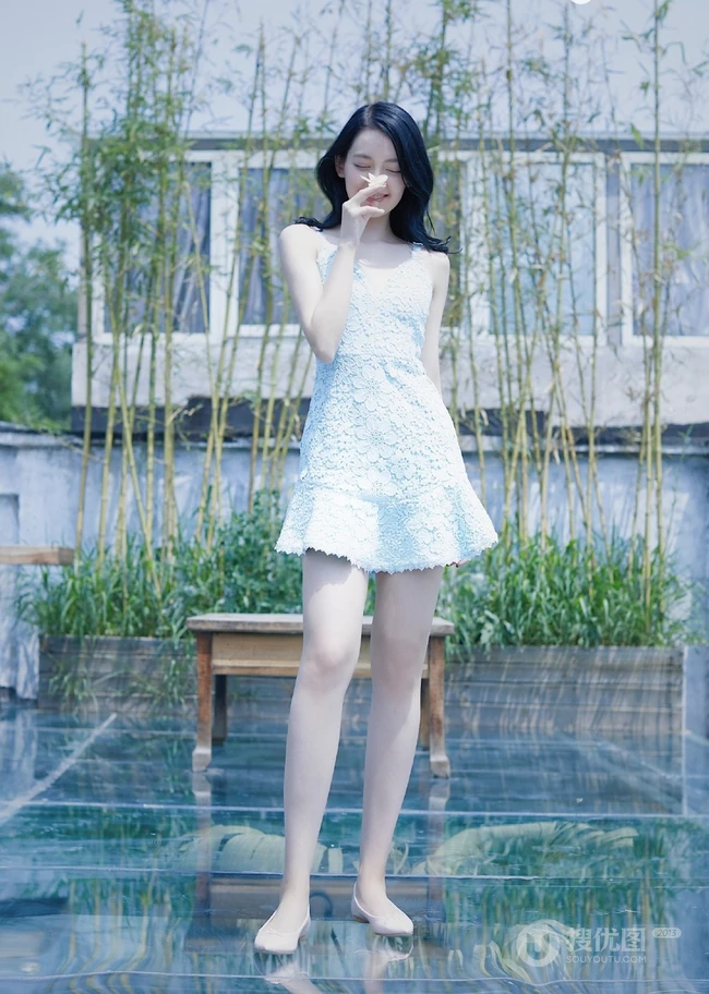混血女生李诗颖 着蓝色肩带连衣短裙 在庭院清新写真
