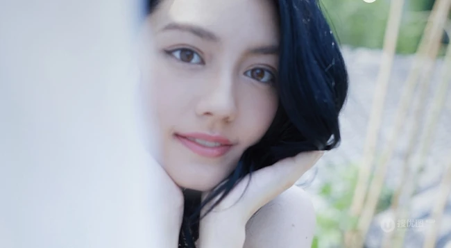 混血女生李诗颖 着蓝色肩带连衣短裙 在庭院清新写真