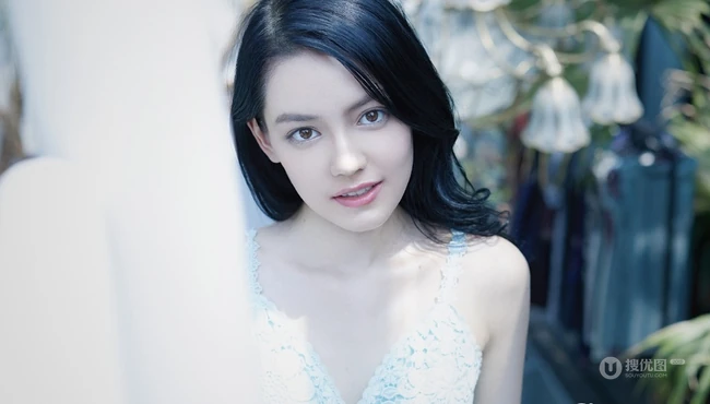 混血女生李诗颖 着蓝色肩带连衣短裙 在庭院清新写真
