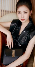 美女明星&ldquo;陈钰琪&rdquo;丸子头配黑色皮衣夹克个性手机壁纸 好酷！