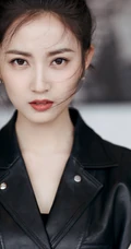 美女明星&ldquo;陈钰琪&rdquo;丸子头配黑色皮衣夹克个性手机壁纸 好酷！
