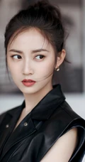 美女明星&ldquo;陈钰琪&rdquo;丸子头配黑色皮衣夹克个性手机壁纸 好酷！