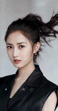 美女明星&ldquo;陈钰琪&rdquo;丸子头配黑色皮衣夹克个性手机壁纸 好酷！