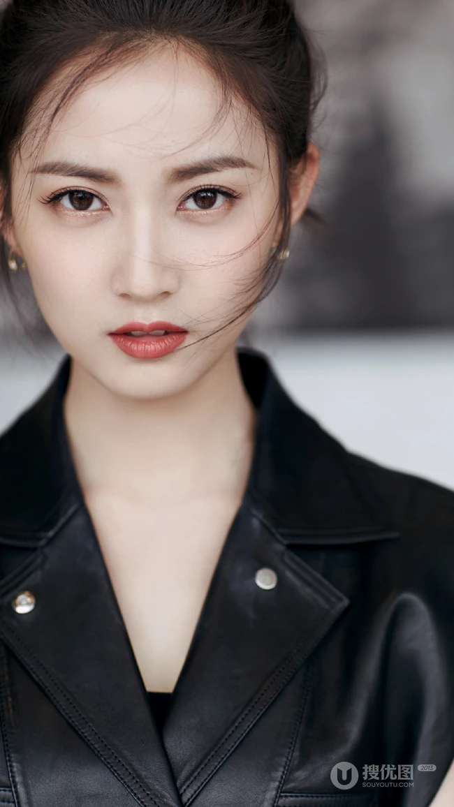 美女明星&ldquo;陈钰琪&rdquo;丸子头配黑色皮衣夹克个性手机壁纸 好酷！