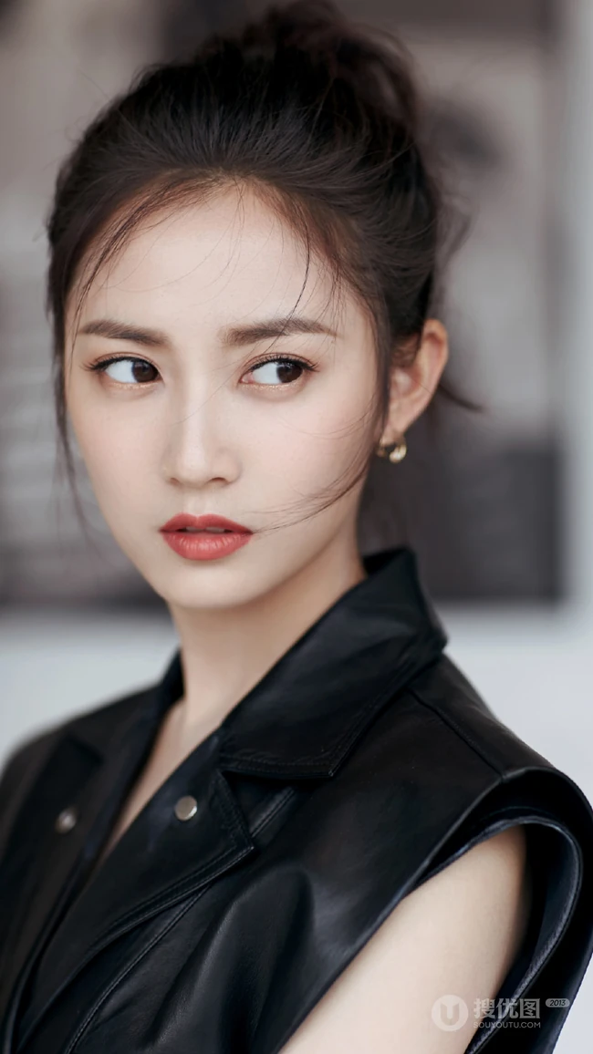 美女明星&ldquo;陈钰琪&rdquo;丸子头配黑色皮衣夹克个性手机壁纸 好酷！