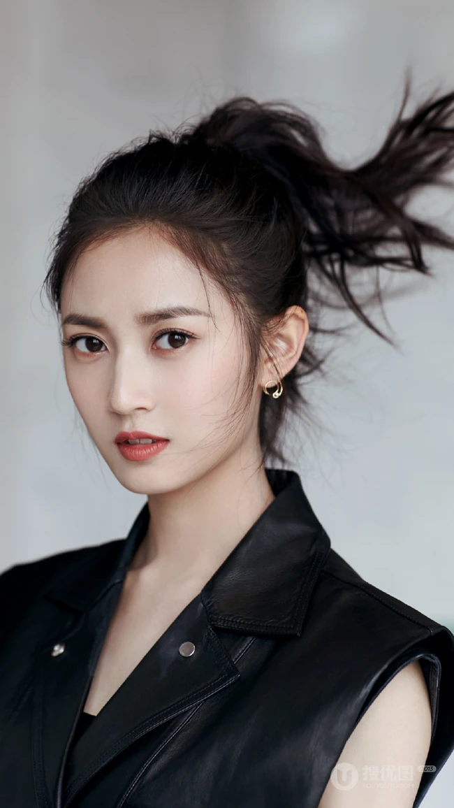 美女明星&ldquo;陈钰琪&rdquo;丸子头配黑色皮衣夹克个性手机壁纸 好酷！