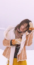 美女秦岚大棉帽子欢快踏雪的冬季写真手机壁纸