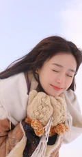 美女秦岚大棉帽子欢快踏雪的冬季写真手机壁纸