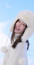 美女秦岚大棉帽子欢快踏雪的冬季写真手机壁纸
