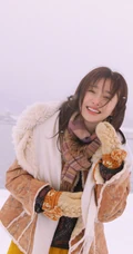 美女秦岚大棉帽子欢快踏雪的冬季写真手机壁纸