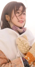 美女秦岚大棉帽子欢快踏雪的冬季写真手机壁纸