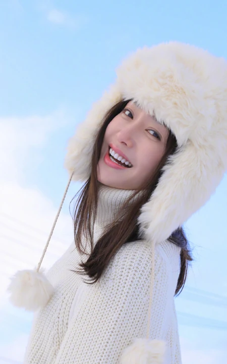 美女秦岚大棉帽子欢快踏雪的冬季写真手机壁纸