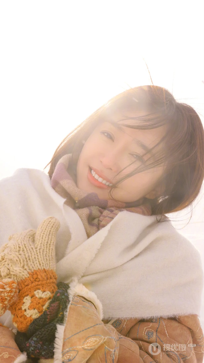 美女秦岚大棉帽子欢快踏雪的冬季写真手机壁纸