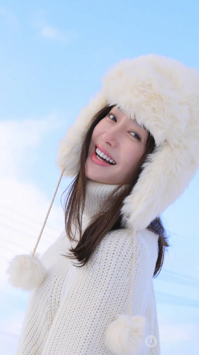 美女秦岚大棉帽子欢快踏雪的冬季写真手机壁纸