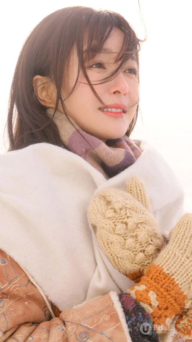 美女秦岚大棉帽子欢快踏雪的冬季写真手机壁纸