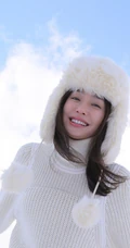 美女秦岚大棉帽子欢快踏雪的冬季写真手机壁纸