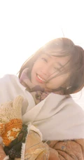 美女秦岚大棉帽子欢快踏雪的冬季写真手机壁纸