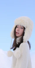 美女秦岚大棉帽子欢快踏雪的冬季写真手机壁纸
