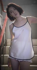 日本影星三吉彩花吊带白背心个人人物写真手机壁纸