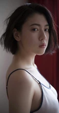 日本影星三吉彩花吊带白背心个人人物写真手机壁纸