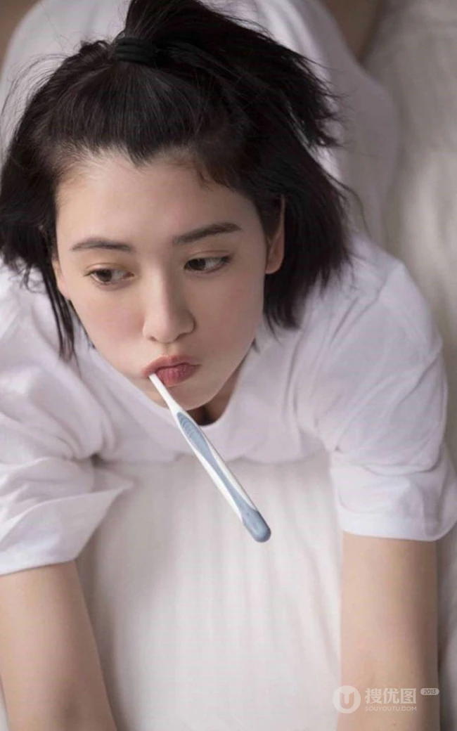 日本影星三吉彩花吊带白背心个人人物写真手机壁纸