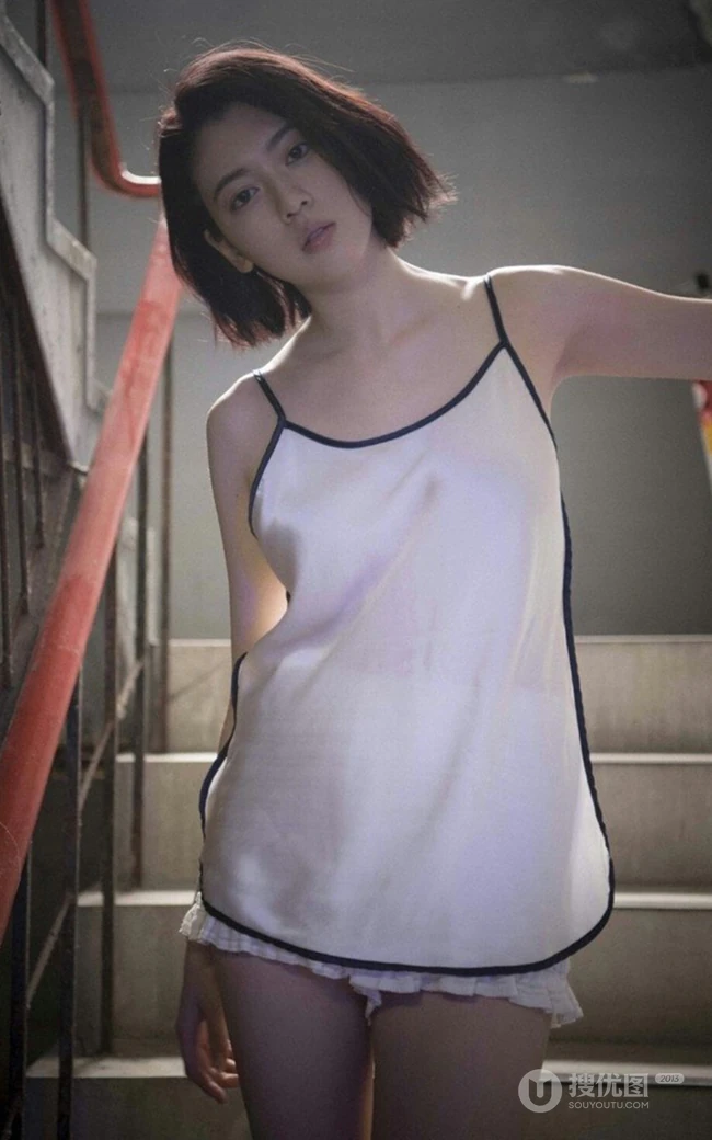 日本影星三吉彩花吊带白背心个人人物写真手机壁纸