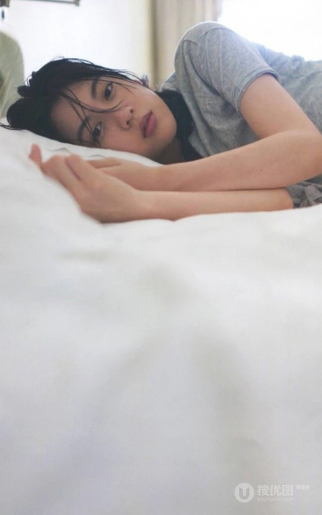 日本影星三吉彩花吊带白背心个人人物写真手机壁纸