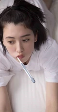 日本影星三吉彩花吊带白背心个人人物写真手机壁纸