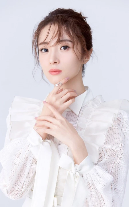 美女胡冰卿丸子头网格透气褶子长裙写真壁纸 看着好清纯