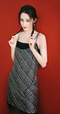 新疆女神迪丽热巴头扎2条小辫子搭配格子吊带裙的写真手机壁纸