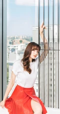 新疆女神迪丽热巴头扎2条小辫子搭配格子吊带裙的写真手机壁纸
