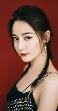 新疆女神迪丽热巴头扎2条小辫子搭配格子吊带裙的写真手机壁纸