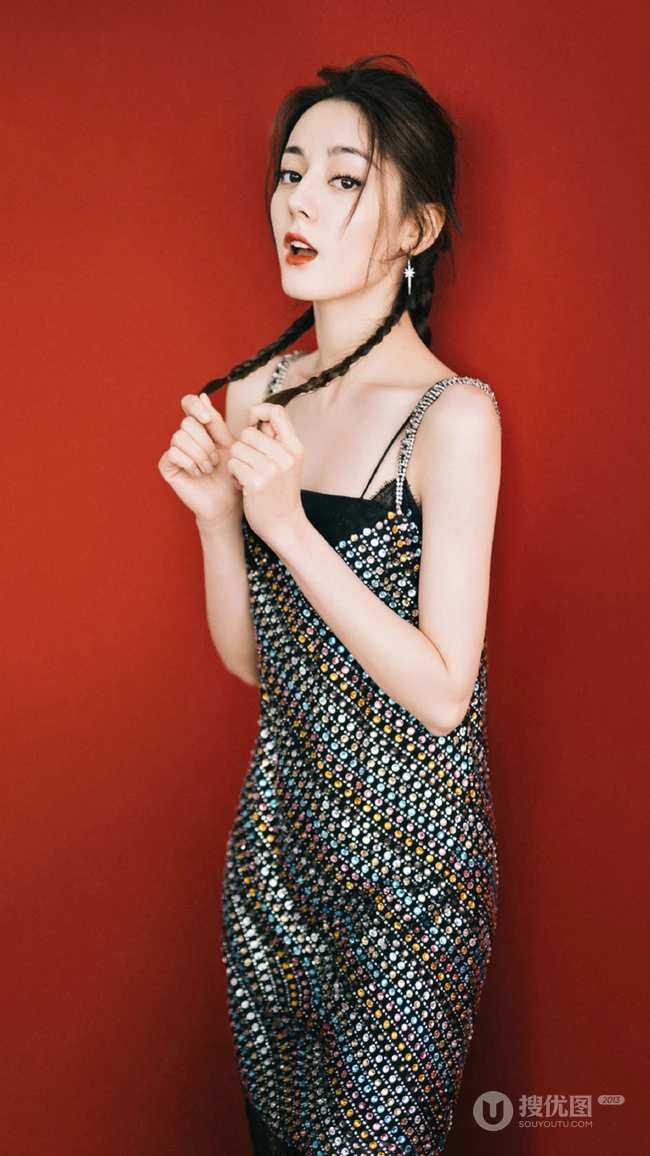 新疆女神迪丽热巴头扎2条小辫子搭配格子吊带裙的写真手机壁纸