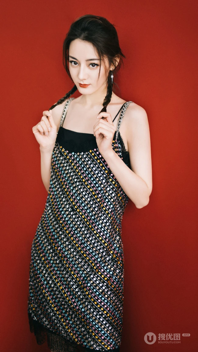 新疆女神迪丽热巴头扎2条小辫子搭配格子吊带裙的写真手机壁纸
