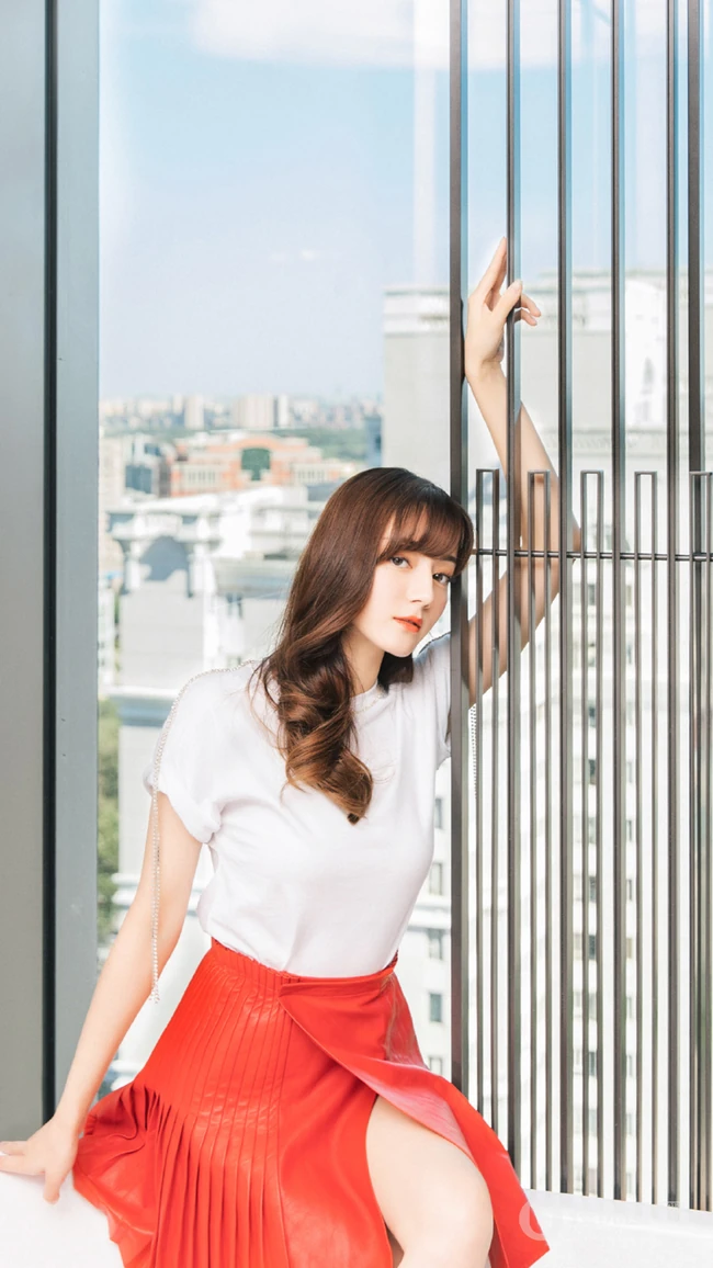新疆女神迪丽热巴头扎2条小辫子搭配格子吊带裙的写真手机壁纸