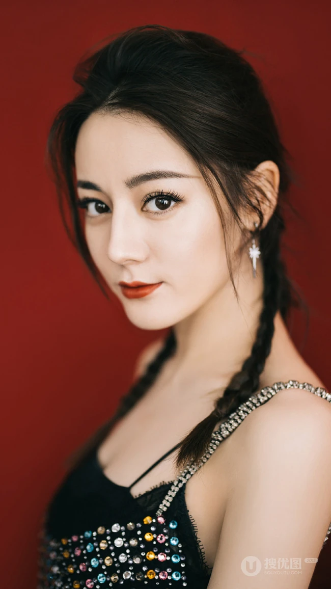 新疆女神迪丽热巴头扎2条小辫子搭配格子吊带裙的写真手机壁纸