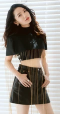 女神&ldquo;李沁&rdquo;牛仔短裙的新装搭配在百叶窗下的高清写真壁纸
