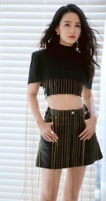 女神&ldquo;李沁&rdquo;牛仔短裙的新装搭配在百叶窗下的高清写真壁纸