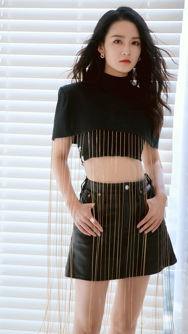 女神&ldquo;李沁&rdquo;牛仔短裙的新装搭配在百叶窗下的高清写真壁纸