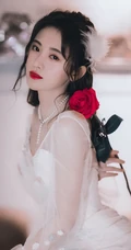美女鞠婧祎的玫瑰情缘，鞠婧祎与玫瑰的写真手机壁纸