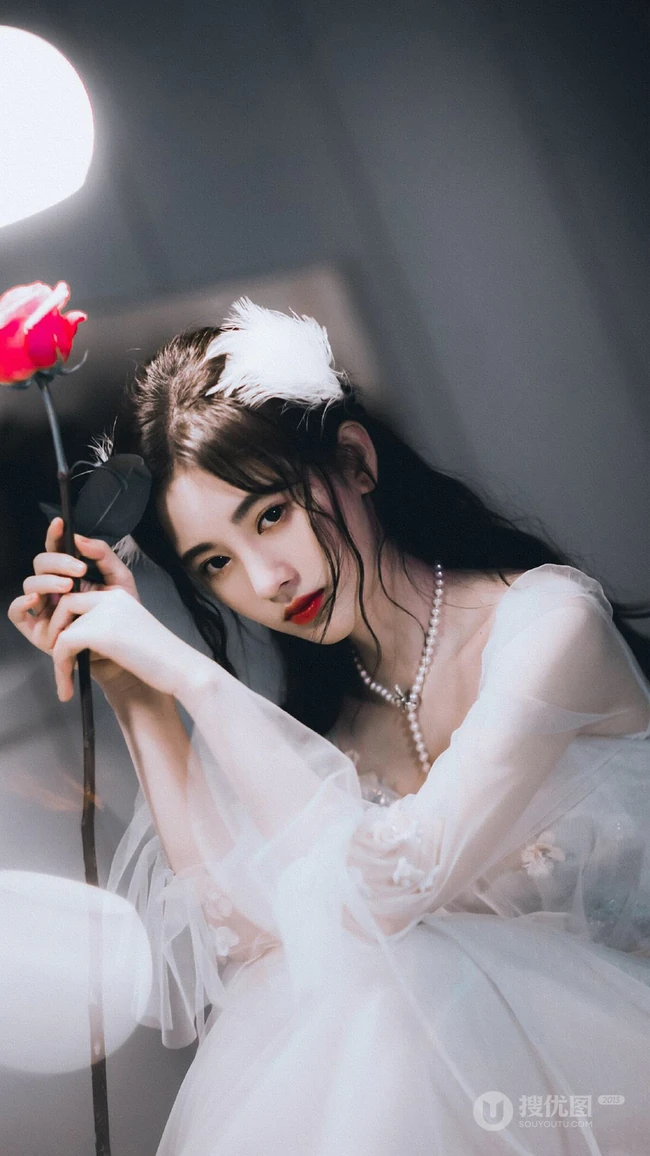 美女鞠婧祎的玫瑰情缘，鞠婧祎与玫瑰的写真手机壁纸