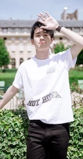 阳光型男刘昊然欧洲之行随拍手机壁纸 好清爽