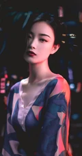 倪妮日系风格写真手机壁纸，浓妆妖艳丸子头造型高贵冷艳