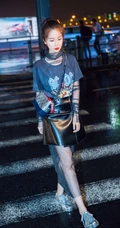 马尾辫的虞书欣 城市街道高清街拍手机背景图片